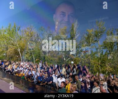 Baikonur, Kazakistan. 11 settembre 2024. Il cosmonauta di Roscosmos Alexey Ovchinin saluta dall'interno dell'equipaggio mentre partono dall'hotel Cosmonaut per vestirsi il giorno del lancio presso il cosmodromo di Baikonur, 11 settembre 2024, a Baikonur, Kazakistan. I membri dell'equipaggio della Expedition 72 si stanno dirigendo verso la stazione spaziale Internazionale per una rotazione di routine dell'equipaggio. Crediti: Bill Ingalls/NASA Photo/Alamy Live News Foto Stock