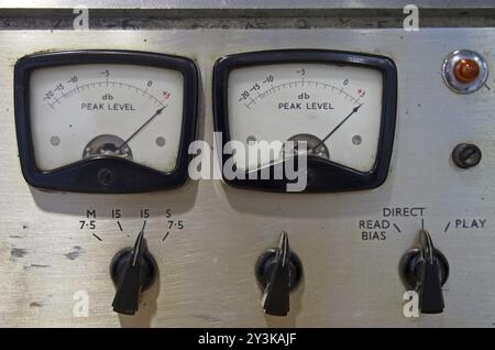 Primo piano di due vecchi decibel su un vecchio registratore a nastro vintage con manopole di controllo e interruttori Foto Stock