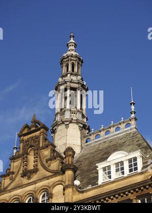 Torri e cupole in pietra ornata sul tetto del mercato cittadino di leeds, un edificio storico nello yorkshire occidentale inghilterra Foto Stock