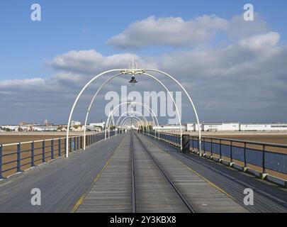 Southport, merseyside, regno unito, 28 giugno 2019: Una vista panoramica lungo il molo di southport merseyside con la spiaggia con la bassa marea in estate Foto Stock