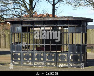 Abbandonata 19th secolo tram ghisa fermata in via Pharos a Fleetwood, l'ultimo rifugio in ghisa tram sopravvissuto dal tram di Blackpool Foto Stock