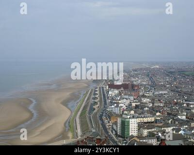 Veduta aerea di blackpool che guarda verso sud mostrando la spiaggia con la bassa marea con le strade e gli edifici della città che si estendono lungo la costa fino agli irlandesi Foto Stock