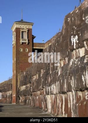 La torre della storica cabina ascensore presso la piscina di bordo Blackpool North Shore Boating Pool Foto Stock