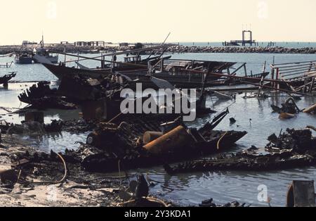 Prima guerra del Golfo: L'8 marzo 1991 distrutta dall'esercito iracheno in fuga, le costole nere e bruciate della flotta di dhow del Kuwait gettavano il vecchio porto delle navi di Kuwait City. Le barche da pesca in legno sono il simbolo nazionale del Kuwait. Foto Stock