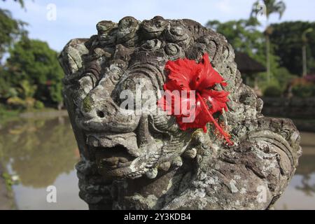 Guardia di pietra a Bali al tempio Foto Stock