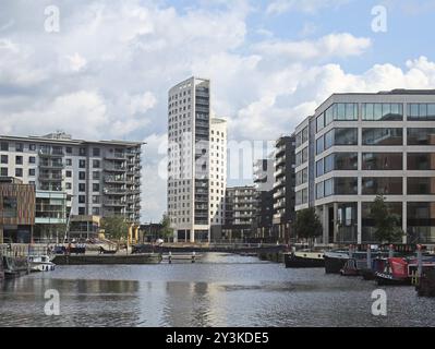 Leeds, West yorkshire, regno unito, 16 luglio 2019: Una vista del molo di leeds con clarence House circondata da moderni appartamenti e bar Foto Stock