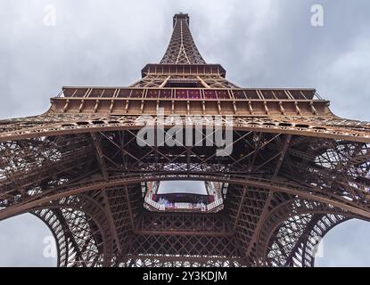 Sotto l'immagine della Torre Eiffel, dal basso verso l'alto, sotto un cielo blu di febbraio, foto scattata a Parigi, Francia, Europa Foto Stock