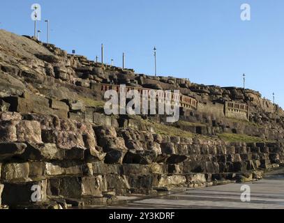 L'area delle scogliere di blackpool con rocce scolpite artificialmente lungo il lungomare alla luce del sole del pomeriggio Foto Stock
