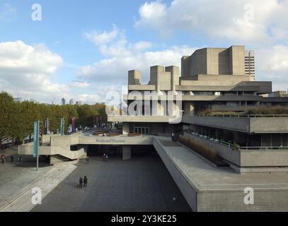 Londra, Inghilterra, 4 novembre 2017: Peple cammina lungo l'atrio del teatro nazionale di Londra e sulla sponda pedonale sud del fiume Foto Stock