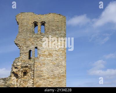 Scarborough, North Yorkshire, Regno Unito, 12 settembre 2022: Vista del castello storico in rovina di Scarborough nello yorkshire contro un blu Foto Stock