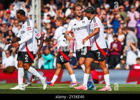 Raul Jimenez del Fulham festeggia con Joachim Andersen dopo aver segnato il primo gol della squadra durante la partita di Premier League tra Fulham e West Ham United al Craven Cottage, Londra, Regno Unito, 14 settembre 2024 (foto di Izzy Poles/News Images) Foto Stock