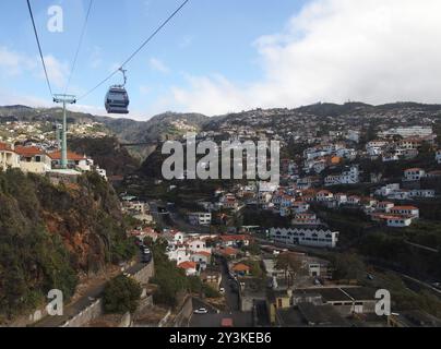 Funchal, madeira, portogallo, 14 marzo 2019: Vista aerea della città di funchal dalla funivia che sale sulla montagna fino a monte Foto Stock