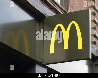 Leeds, West yorkshire, regno unito, 17 marzo 2022: Logo golden Arches sopra un ristorante hamburger McDonalds a leeds Foto Stock