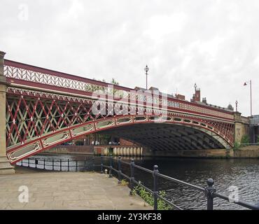 Ponte di Crown Point che attraversa il fiume aire a leeds una costruzione in ghisa a campata singola aperta nel 1842, presa dal percorso lungo il fiume Foto Stock