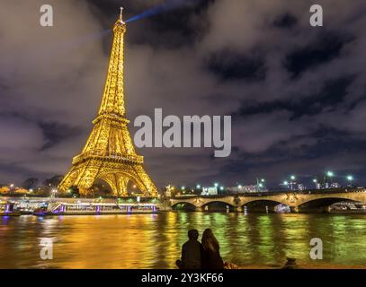 Parigi, Francia, 14 febbraio 2016: La Torre Eiffel illuminata, la Senna e la sagoma di due amanti a Parigi, Francia, il 14 febbraio 2016 Foto Stock