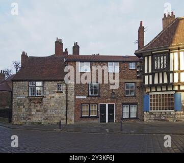 York, North yorkshire, regno unito, 22 gennaio 2020: Vecchi edifici che circondano minster Square e il cortile di york Foto Stock