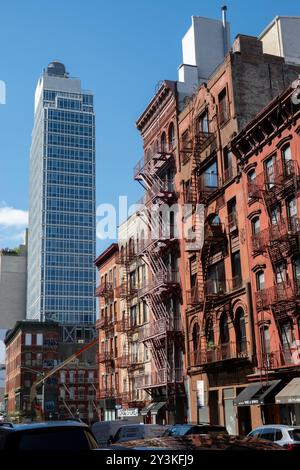 Edifici architettonici a contrasto su Lafayette Street a Soho, New York, USA, 2024 Foto Stock