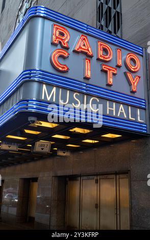 Pubblicità Marquee al Rockefeller Center, New York City, USA 2024 Foto Stock