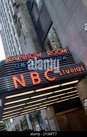 Pubblicità Marquee al Rockefeller Center, New York City, USA 2024 Foto Stock