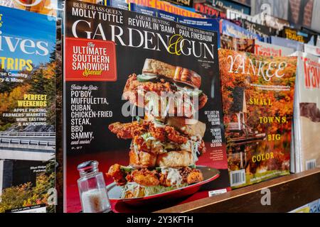 Barnes & Noble Booksellers sulla Fifth Avenue a New York City ha una vasta selezione di libri e riviste, Stati Uniti 2024 Foto Stock