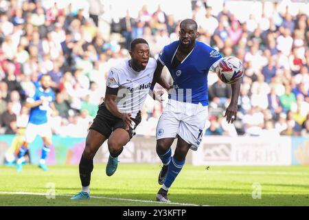 Ebou Adams di Derby County si batte con Wilfried Kanga di Cardiff City durante la partita del campionato Sky Bet tra Derby County e Cardiff City al Pride Park di Derby sabato 14 settembre 2024. (Foto: Jon Hobley | mi News) crediti: MI News & Sport /Alamy Live News Foto Stock