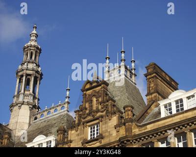 Torri e cupole in pietra ornata sul tetto del mercato cittadino di leeds, un edificio storico nello yorkshire occidentale inghilterra Foto Stock