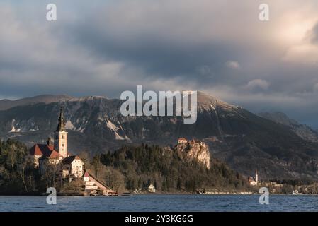 Splendido paesaggio con la città di Bled, il suo lago, le colline circostanti, l'isola e le montagne Karawanks sullo sfondo, in Slovenia Foto Stock