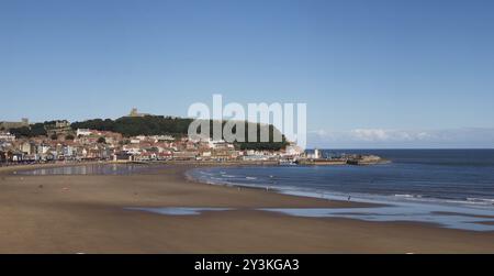 Scarborough, North Yorkshire, Regno Unito, 10 settembre 2022: Lunga vista panoramica della città di Scarborough dalla spiaggia della baia sud che mostra il Grand Foto Stock