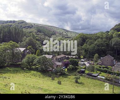 Il piccolo villaggio di cragg vale, nell'ovest dello yorkshire, circondato da colline e alberi pennine Foto Stock