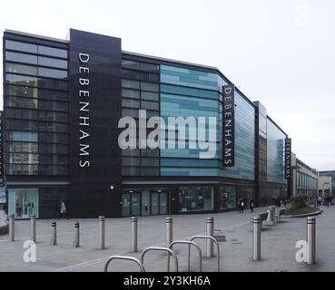 Bradford, West yorkshire, regno unito, 17 gennaio 2020: Persone che passano accanto ai grandi magazzini Debenhams vicino al centro commerciale Broadway di Bradford Foto Stock