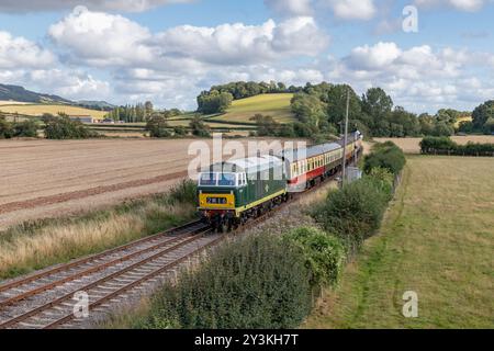 Beyer Peacock Hymek D7017 si avvicina alla stazione di Williton Foto Stock