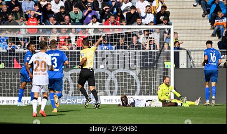 Sinsheim, Germania. 14 settembre 2024. Torwart Oliver Baumann TSG 1899 Hoffenheim (01) rettet gegen Victor Boniface Bayer 04 Leverkusen (22) arbitro Schiedsrichter Daniel Schlager zeigt Eckball TSG 1899 Hoffenheim vs Bayer 04 Leverkusen 14.09.2024 LE NORMATIVE DFL VIETANO QUALSIASI USO DI FOTOGRAFIE COME SEQUENZE DI IMMAGINI E/O QUASI-VIDEO/dpa/Alamy Live News Foto Stock