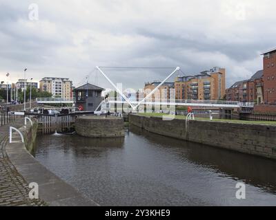 Leeds, West yorkshire, regno unito, 10 luglio 2019: Una vista delle porte di accesso fuori dal molo di clarence a leeds con persone sull'isola accanto ai cavalieri Foto Stock