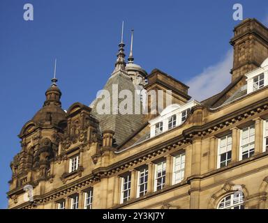 Torri e cupole in pietra ornata sul tetto del mercato cittadino di leeds, un edificio storico nello yorkshire occidentale inghilterra Foto Stock