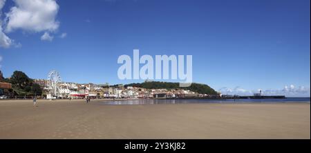 Lunga vista panoramica della città di Scarborough dalla spiaggia sulla baia sud Foto Stock