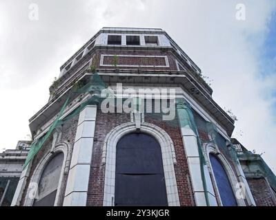 Un primo piano dello storico e abbandonato cinema odeon a bradford, West yorkshire, inghilterra, con pareti in decadenza ricoperte di piante e cra Foto Stock