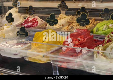 gelato su un tavolo colorato in una vetrina di gelato dietro il vetro Foto Stock