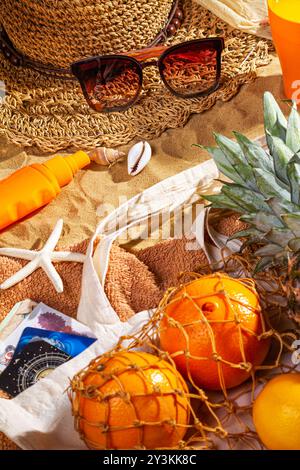 Concetto di spiaggia sabbiosa vacanza, vista dall'alto. Sabbia dello sfondo con spazio di copia per il testo, messa a fuoco selettiva. Egitto vacanza concetto con frutta e accessori Foto Stock