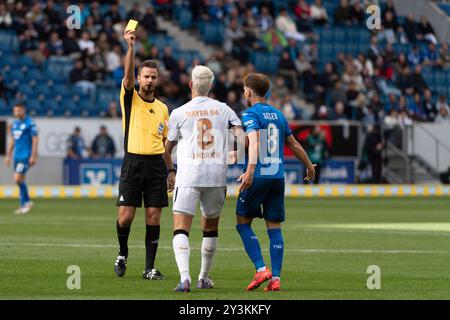 Sinsheim, Germania. 14 settembre 2024. Schiedsrichter Daniel Schlager zeigt Robert Andrich (Bayer 04 Leverkusen, #08) Die gelbe Karte GER, TSG 1899 Hoffenheim vs. Bayer 04 Leverkusen, Fussball, Herren, 1. Bundesliga, 3. Spieltag, Saison 24/25, 14.09.2024, LE NORMATIVE DFL/DFB VIETANO QUALSIASI USO DI FOTOGRAFIE COME SEQUENZE DI IMMAGINI E/O QUASI-VIDEO, foto: Eibner-Pressefoto/Wolfgang Frank Credit: dpa/Alamy Live News Foto Stock