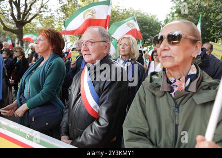 Parigi, Francia. 13 settembre 2024. Le famiglie e i sopravvissuti ai crimini di atrocità del regime iraniano, compreso il massacro del 1988, prendono parte alla manifestazione. Centinaia di iraniani, sostenitori del Consiglio nazionale di resistenza dell'Iran (NCRI), hanno preso parte a una manifestazione a Place de la Bastille per celebrare il secondo anniversario della rivolta in Iran del 2022. Manifestazioni simili si tengono in 40 città in tutto il mondo questo fine settimana. Credito: SOPA Images Limited/Alamy Live News Foto Stock