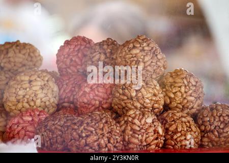 biscotti rotondi su un tavolo da esposizione dietro una parete di vetro Foto Stock