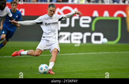 Sinsheim, Germania. 14 settembre 2024. TOR zum 1:3 Elfmeter, Strafstoss Torschuss Aktion Torchance Florian Wirtz Bayer 04 Leverkusen (10) TSG 1899 Hoffenheim vs Bayer 04 Leverkusen 14.09.2024 LE NORMATIVE DFL VIETANO QUALSIASI USO DI FOTOGRAFIE COME SEQUENZE DI IMMAGINI E/O QUASI-VIDEO/dpa/Alamy Live News Foto Stock