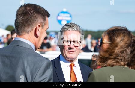 Doncaster, Regno Unito, sabato 14 settembre 2024; il primo ministro Sir Keir Starmer è raffigurato all'interno dell'anello della parata all'ippodromo di Doncaster, prima della corsa 2024 del Betfred St Leger Stakes, l'ultima Classic della stagione Flat britannica. È il primo primo ministro del Regno Unito a frequentare la St Leger dal grande Sir Winston Churchill nel 1953. Crediti JTW equine Images / Alamy. Foto Stock