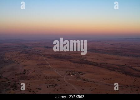 Il deserto si risveglia in una sinfonia di toni caldi. Foto Stock