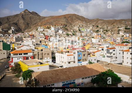 Mindelo con le sue case colorate, São Vicente, Capo Verde Foto Stock