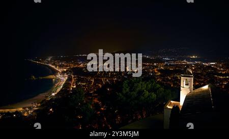 Panorama notturno di Blanes da Castel Sant Joan, Catalogna, Spagna, Costa Brava Foto Stock