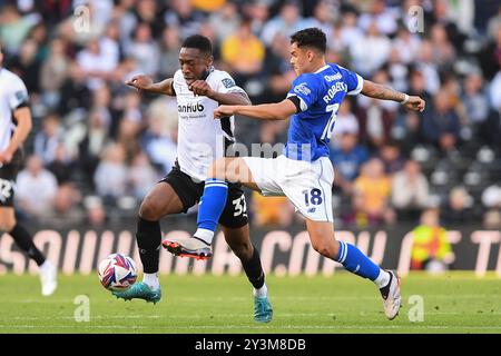 Alex Robertson di Cardiff City si batte contro Ebou Adams di Derby County durante la partita del campionato Sky Bet tra Derby County e Cardiff City al Pride Park di Derby sabato 14 settembre 2024. (Foto: Jon Hobley | mi News) crediti: MI News & Sport /Alamy Live News Foto Stock