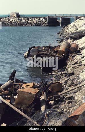 Prima guerra del Golfo: 8 marzo 1991 bruciato dall'esercito iracheno in fuga, la flotta di dhow distrutta del Kuwait raddoppia il vecchio porto delle navi a Kuwait City. Le barche da pesca in legno sono il simbolo nazionale del Kuwait. Foto Stock