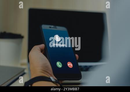 Primo piano di uno smartphone con chiamate in arrivo sconosciute, sottolineando la comunicazione digitale. Adatto a temi tecnologici, di sicurezza e aziendali. Foto Stock