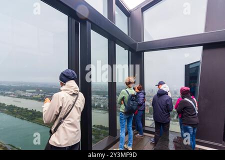 I visitatori in cima alla Torre DC 1 all'Openhouse Wien Day Vienna 22. Donaustadt Wien Austria Foto Stock